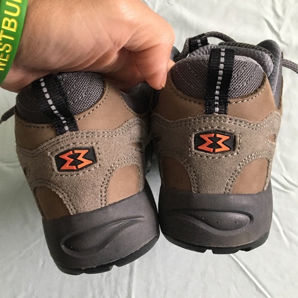 Women's Garmont hiking shoes, size 8. - Picture 11 of 14